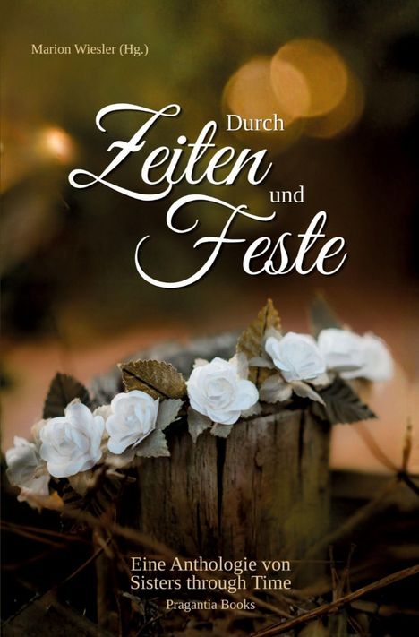 "Durch Zeiten und Feste. Eine Anthologie von Sisters through Time." Weiße Rosenkrone auf Holzstamm mit unscharfem Hintergrund.