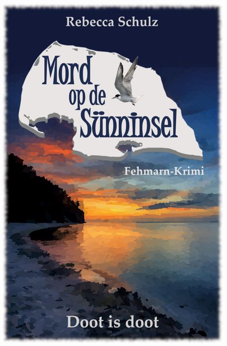 „Mord op de Sünnisel“, „Fehmarn-Krimi“, „Doot is doot“, Seemöwe fliegt über Küstenlandschaft im Sonnenuntergang.