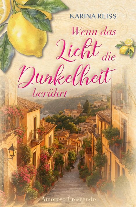 "Wenn das Licht die Dunkelheit berührt" steht in roter Schrift. Malerische Gasse mit blühenden Balkonen im Sonnenuntergang.