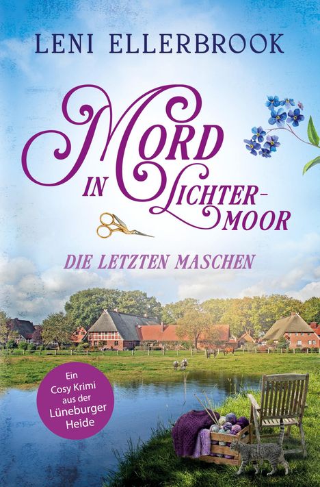 „Mord in Lichtermoor – Die letzten Maschen“ von Leni Ellerbrook. Ländliche Szene mit Häusern, Teich, Stuhl und Katze.