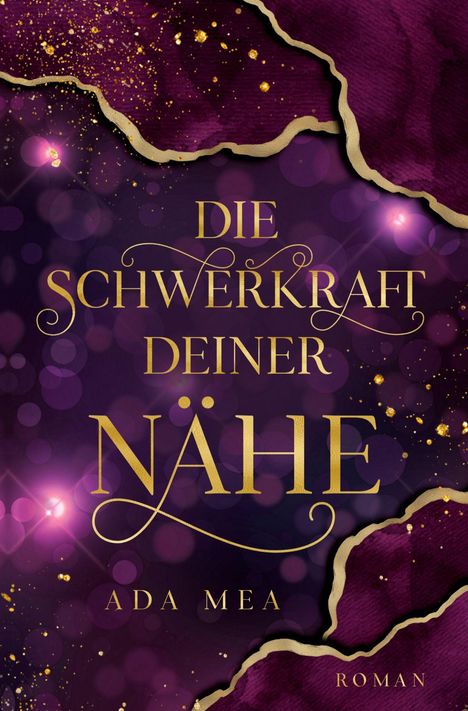 „Die Schwerkraft deiner Nähe“ von Ada Mea. Roman. Goldene Schrift vor einem violetten Hintergrund mit goldenen Flecken.