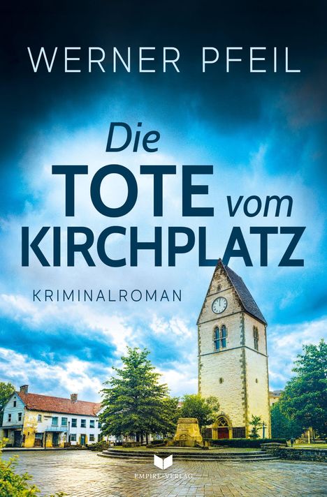 "Die Tote vom Kirchplatz", Kriminalroman. Vor einem Kirchturm mit Uhr stehen Bäume, ein Platz, und alte Gebäude.