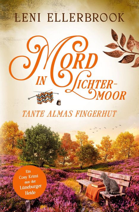 „Mord in Lichtermoor. Tante Almas Fingerhut.“ Herbstliche Landschaft mit Bank, Katze, und Büchern in der Heide.