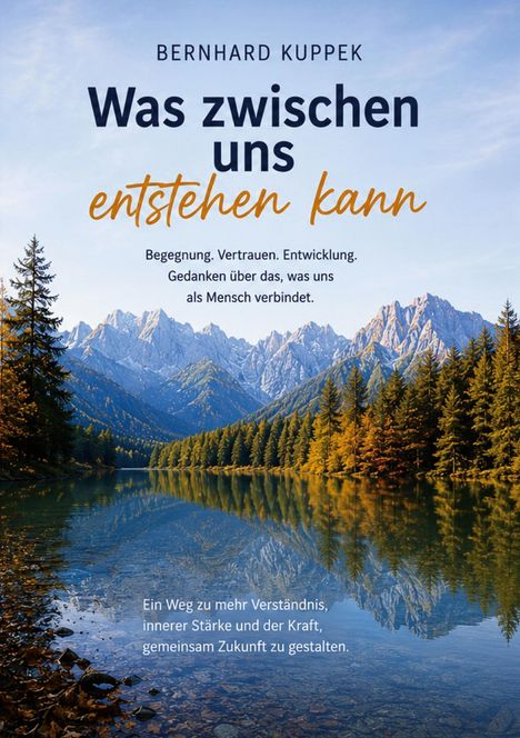 „Was zwischen uns entstehen kann“ von Bernhard Kuppek. See vor Berglandschaft, umgeben von Wäldern bei klarem Himmel.