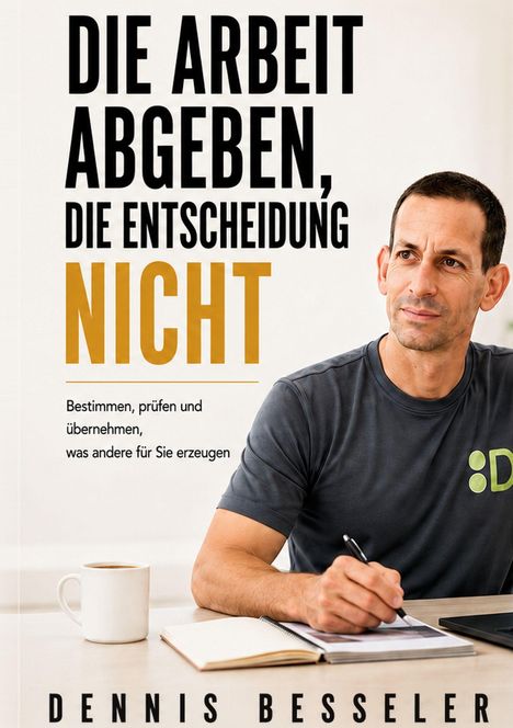 „DIE ARBEIT ABGEBEN, DIE ENTSCHEIDUNG NICHT.“ Ein Mann schreibt an einem Tisch mit Notizbuch und Tasse.