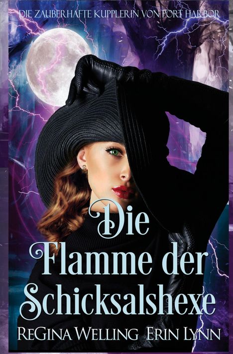 „Die Flamme der Schicksalshexe“ von Regina Welling und Erin Lynn. Frau mit Hut, Vollmond, Blitz. Mystische Atmosphäre.