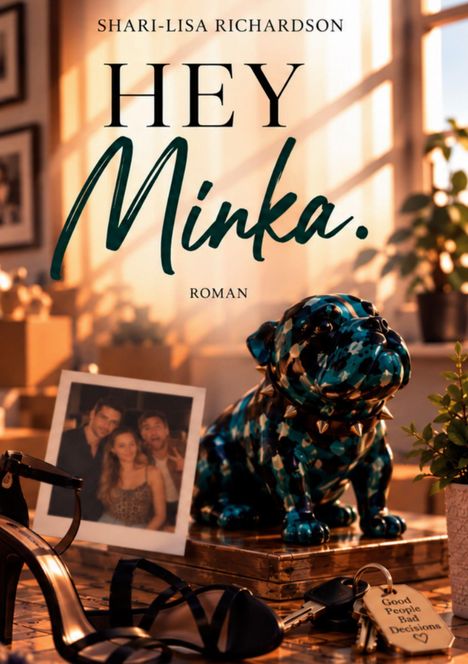 Text: "Hey Minka. ROMAN". Ein stilvoller Raum, Bulldoggenfigur, Foto von drei Leuten, Schuhe, Schlüssel mit Anhänger.
