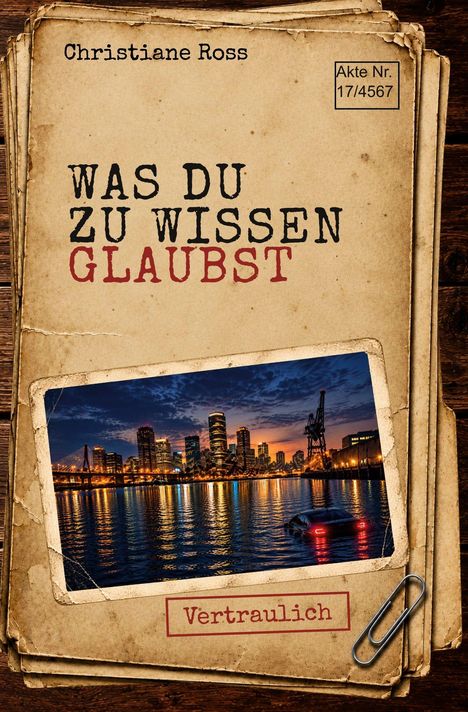 Auf braunem Papier: "Was du zu wissen glaubst". Ein "Vertraulich"-Stempel. Stadtbild bei Dämmerung mit Wasser im Vordergrund. Aktenmotiv.