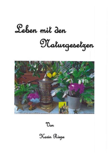 Der Text "Leben mit den Naturgesetzen" oben, "Von Karin Riepe" unten. Ein Arrangement aus Pflanzen und einer verzierten Säule.