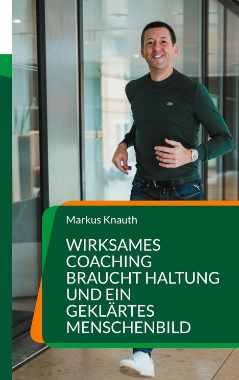 Markus Knauth: Wirksames Coaching braucht Haltung und ein geklärtes Menschenbild. Ein Mann lächelnd im Büro.
