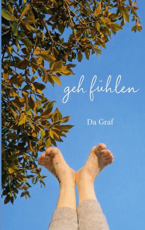 Der Text sagt "geh fühlen" und "Da Graf". Füße strecken sich in den blauen Himmel, umrahmt von einem Baum mit grünen Blättern.