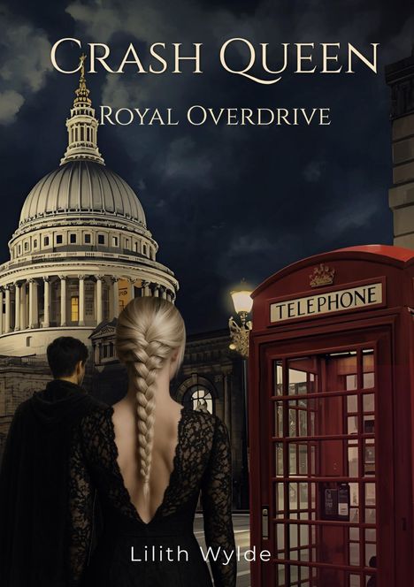 „Crash Queen Royal Overdrive“ steht oben, „Lilith Wylde“ unten. Eine Frau mit Zopf und ein Mann im Mantel vor einer Kathedrale.