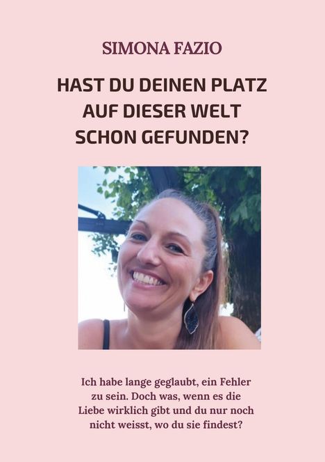 "SIMONA FAZIO. HAST DU DEINEN PLATZ AUF DIESER WELT SCHON GEFUNDEN?" Darunter eine lächelnde Frau vor grünem Hintergrund.