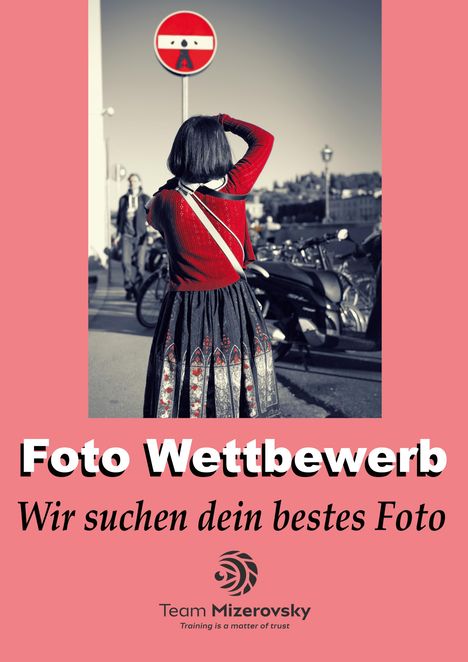 "Foto Wettbewerb. Wir suchen dein bestes Foto." Eine Person in Tracht fotografiert ein bearbeitetes Verkehrsschild.