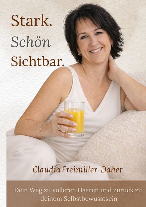 "Stark. Schön. Sichtbar. Claudia Freimiller-Daher. Dein Weg zu volleren Haaren und zurück zu deinem Selbstbewusstsein." Frau sitzt lächelnd mit Saft.