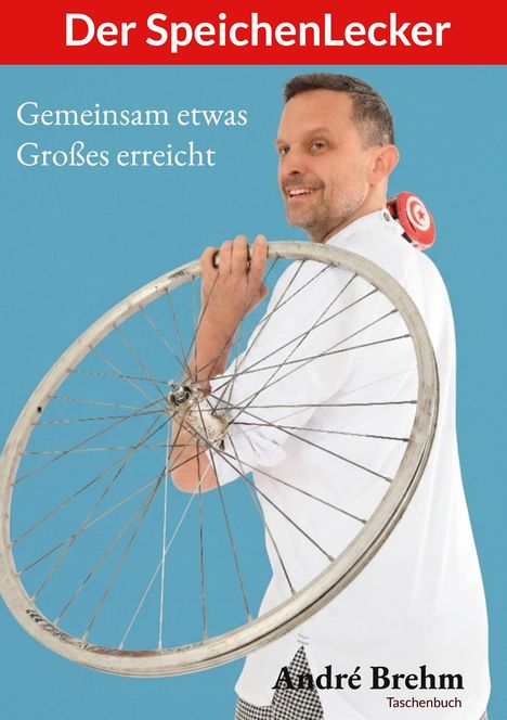 „Der SpeichenLecker. Gemeinsam etwas Großes erreicht.“ Ein Mann hält ein Fahrrad-Rad vor blauem Hintergrund.