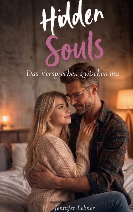Texte: "Hidden Souls", "Das Versprechen zwischen uns". Ein Paar sitzt innig auf einem Bett, umarmt, warm beleuchtet.