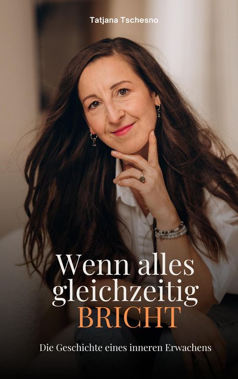 Tatjana Tschesno: Wenn alles gleichzeitig bricht. Die Geschichte eines inneren Erwachens. Eine Frau lächelt sanft.