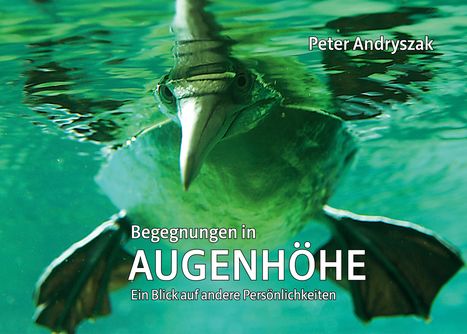 "Begegnungen in AUGENHÖHE" unten, "Peter Andryszak" oben. Ein Vogel taucht mit halb eingetauchtem Schnabel ins Wasser.