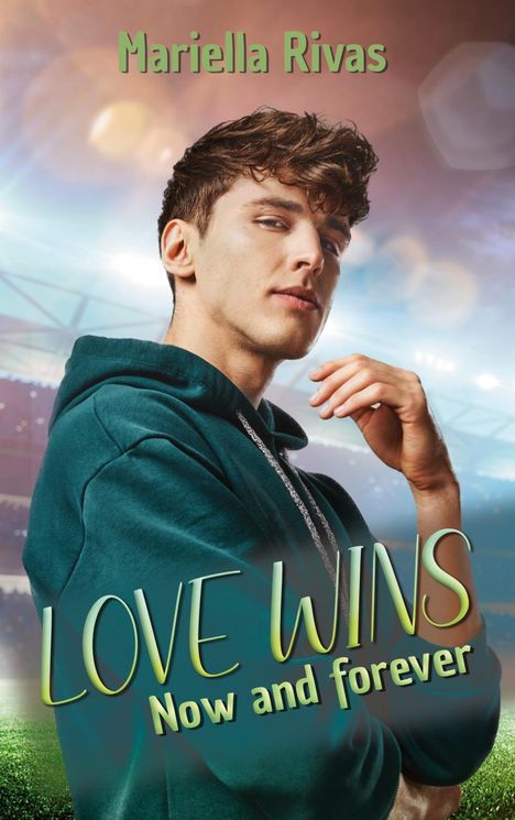 Text: "LOVE WINS Now and forever" und "Mariella Rivas". Ein Mann steht in einem Stadion und schaut selbstbewusst.