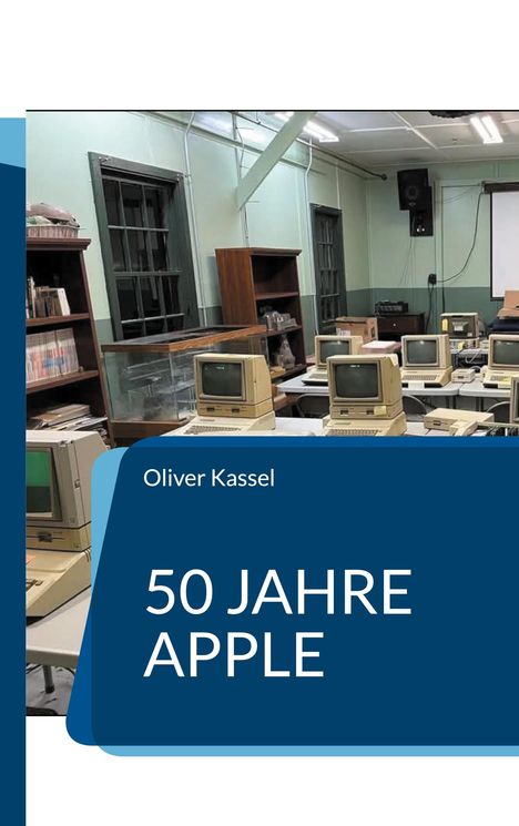 Titel: "50 JAHRE APPLE" von Oliver Kassel. Alte Computer in einem Raum mit Regalen und Fenster im Hintergrund.