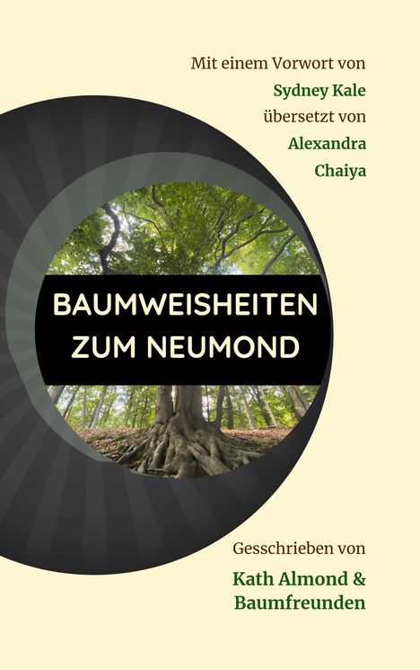 „BAUMWEISHEITEN ZUM NEUMOND“, umgeben von Bäumen. Text von Sydney Kale, Alexandra Chaiya, Kath Almond.
