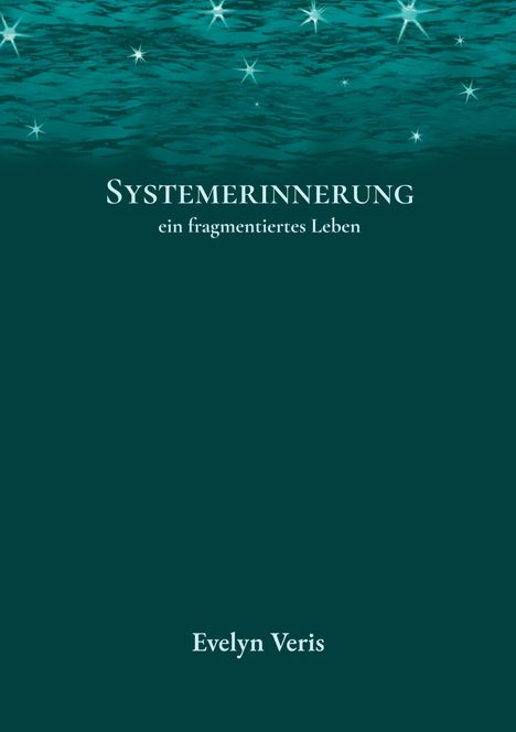 Text: "SYSTEMERINNERUNG ein fragmentiertes Leben Evelyn Veris". Oben Wasser mit Sternen.