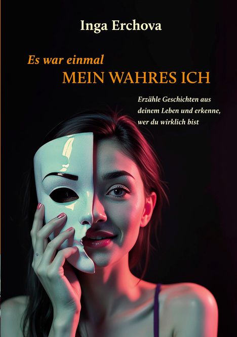 „Inga Erchova. Es war einmal MEIN WAHRES ICH. Erzähle Geschichten aus deinem Leben.“ Eine Frau hält eine Maske.
