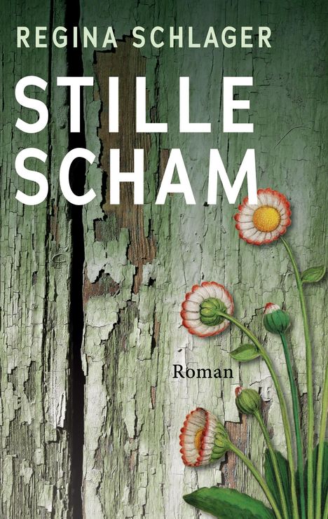 "REGINA SCHLAGER STILLE SCHAM Roman." Verwitterte, grünliche Holzoberfläche mit drei weißen Blumen mit roten Rändern.