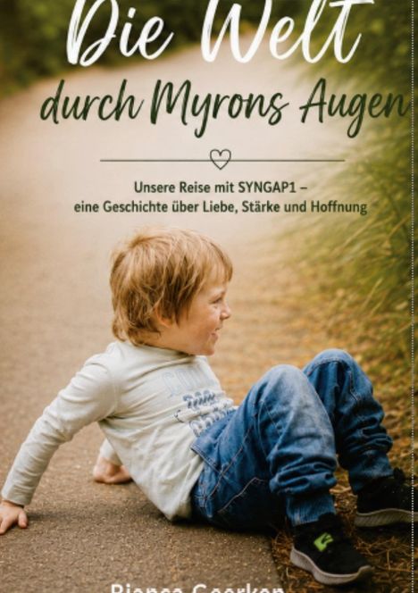 „Die Welt durch Myrons Augen“ – Reise mit SYNGAP1: Liebe, Stärke, Hoffnung. Ein lächelnder Junge sitzt auf einem Weg.