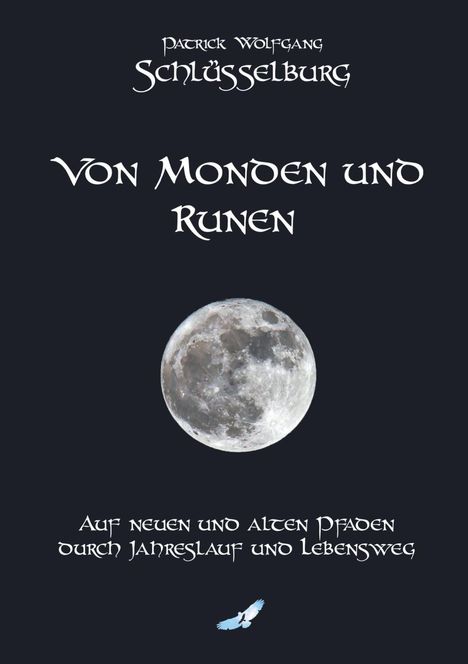 Text: "Von Monden und Runen" von Patrick Wolfgang Schlüsselburg, "Auf neuen und alten Pfaden durch Jahreslauf und Lebensweg." Ein Mond und ein kleiner Vogel sind darunter abgebildet.