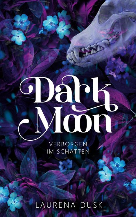 „Dark Moon: Verborgen im Schatten“ von Laurena Dusk. Lila Blätter, blaue Blumen, Schädel eines Tieres.