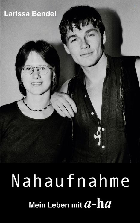 Titel: "Nahaufnahme: Mein Leben mit a-ha".  
Zwei Personen lächeln in schwarz-weißem Foto.