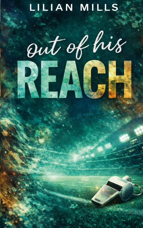 Text: "Lilian Mills, out of his REACH." Illustration eines Stadions bei Nacht mit Fußballplatz und Trainerpfeife im Vordergrund.