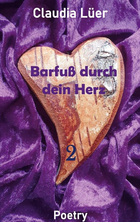 „Claudia Lüer: Barfuß durch dein Herz 2 Poetry“; Holzherz vor lila Stoff.