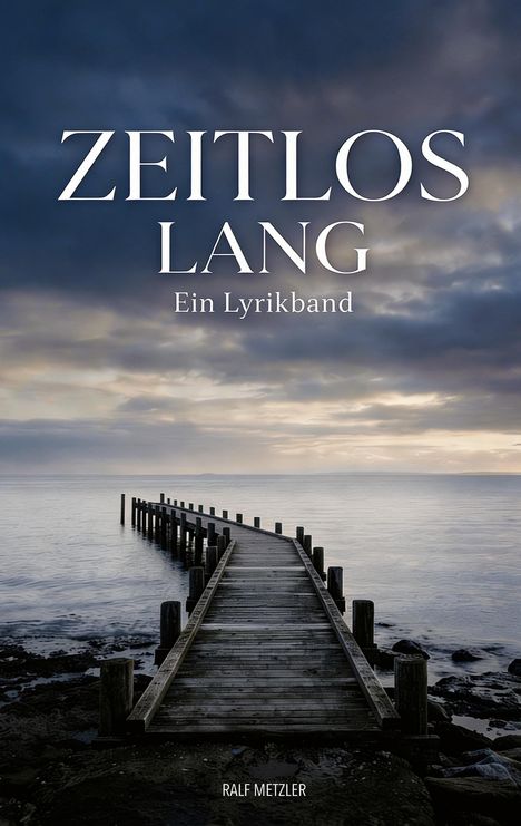 „ZEITLOS LANG Ein Lyrikband“ steht über einem Steg, der in ein ruhiges, wolkenverhangenes Meer führt.