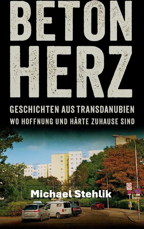 "BETON HERZ" oben, "GESCHICHTEN AUS TRANSDANUBIEN" darunter, Skyline mit Plattenbau und Fahrzeugen im Vordergrund.