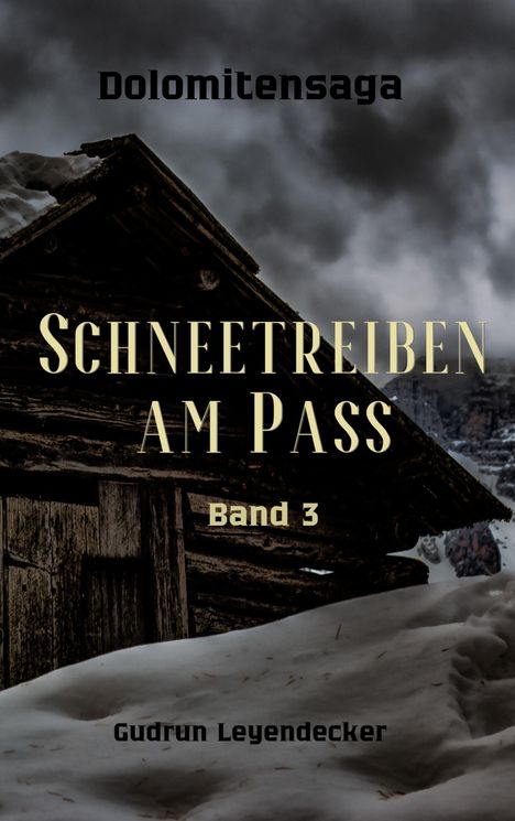 "Schneetreiben am Pass, Band 3, Dolomitensaga, Gudrun Leyendecker. Schneebedecktes Holzhaus unter bewölktem Himmel."