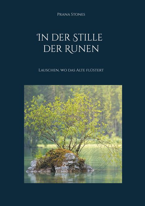 Text: "PRANA STONES. IN DER STILLE DER RUNEN. LAUSCHEN, WO DAS ALTE FLÜSTERT." Ein Baum auf einem Felsen im Wasser.