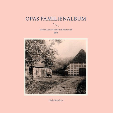 "Opas Familienalbum. Sieben Generationen in Wort und Bild. Lütje Behnken." Ein Schwarz-Weiß-Foto von alten Gebäuden.
