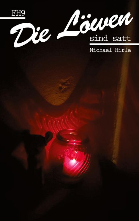 "Die Löwen sind satt" von Michael Hirle. Eine rote Kerze leuchtet auf einer dunklen Oberfläche.