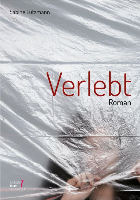 „Sabine Lutzmann, Verlebt, Roman“. Eine Person hinter einer durchsichtigen Folie, zieht mit einer Hand daran.