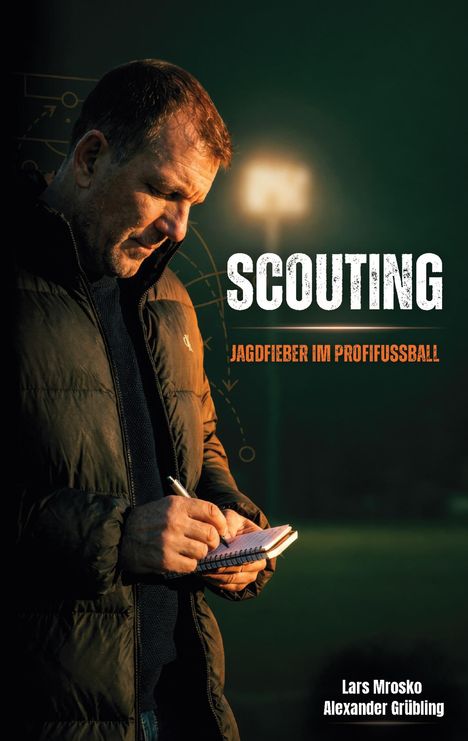Texte: "SCOUTING", "JAGDFIEBER IM PROFIFUSSBALL", "Lars Mrosko", "Alexander Grübling". Mann in dunkler Jacke schreibt.