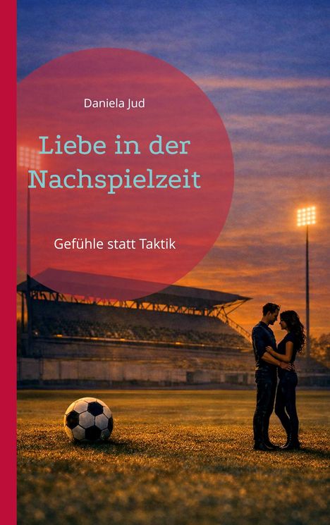 „Liebe in der Nachspielzeit“, „Gefühle statt Taktik“. Ein Paar umarmt sich im Fußballstadion bei Sonnenuntergang, Ball vorn.