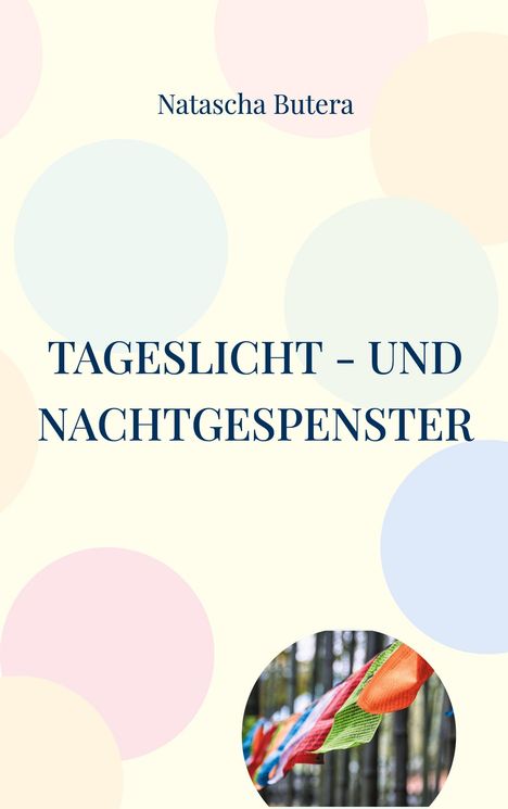 „Tageslicht - und Nachtgespenster“ von Natascha Butera. Bunte Gebetsfahnen vor einem Waldhintergrund.