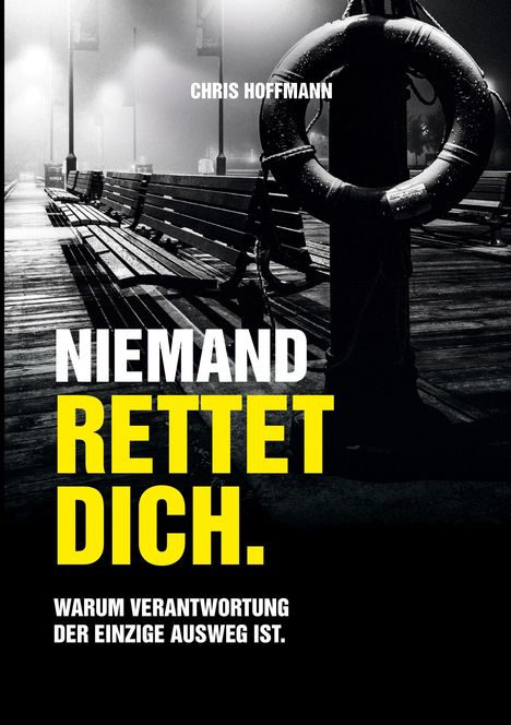 "Nieman Rettet Dich: Warum Verantwortung der einzige Ausweg ist." Neblige Nacht, leere Parkbänke, Rettungsring.