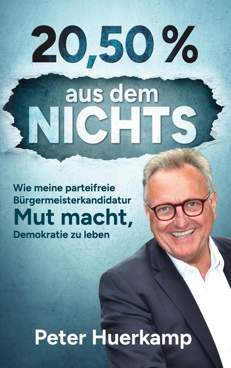 „20,50 % aus dem NICHTS. Wie meine parteifreie Bürgermeisterkandidatur Mut macht, Demokratie zu leben. Peter Huerkamp.” Ein lächelnder Mann im Anzug.