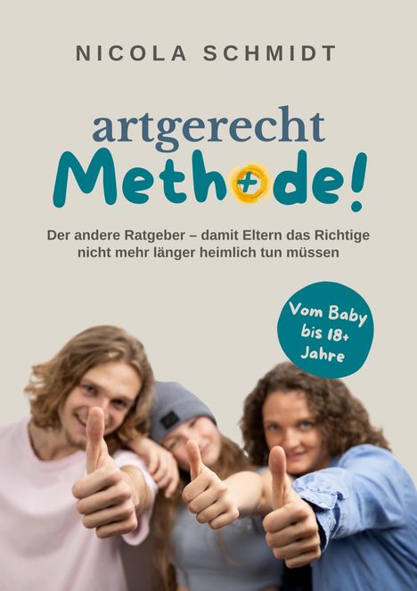 Aufschrift: "artgerecht Methode! Vom Baby bis 18+ Jahre". Drei Menschen zeigen Daumen hoch.