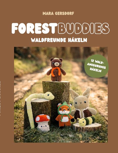 "Forest Buddies: Waldfreunde häkeln." Fünf gehäkelte Tiere und ein Pilz auf Baumstümpfen in einer Waldszene.