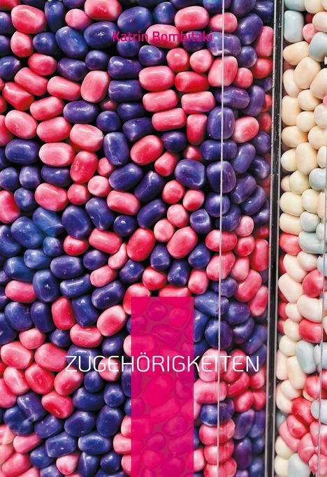 Titel: ZUGEHÖRIGKEITEN. Autor: Katrin Bombitzki. Bunte Süßigkeiten in rosa, lila und pastellfarbenen Tönen.